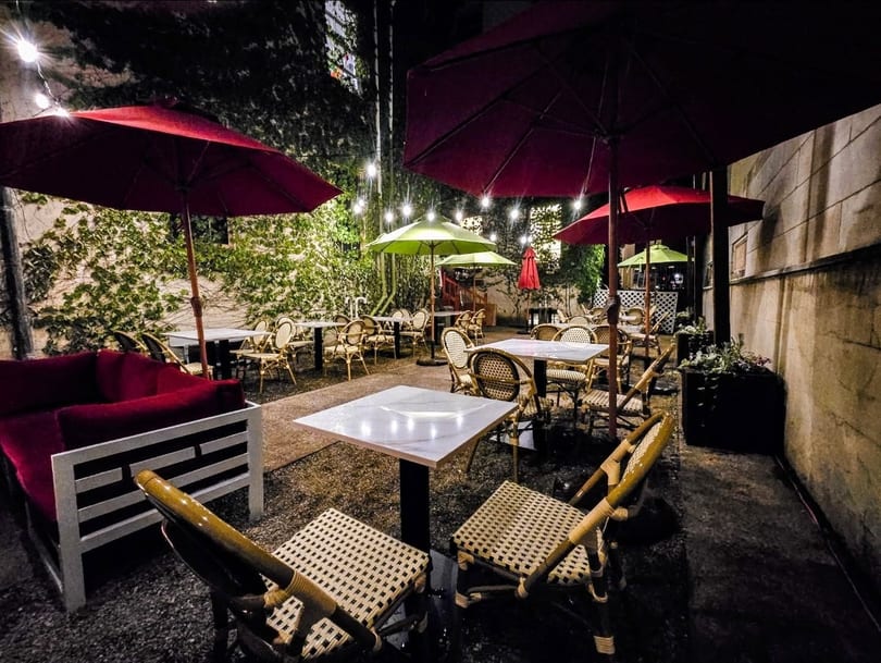 Evening ambiance in the courtyard